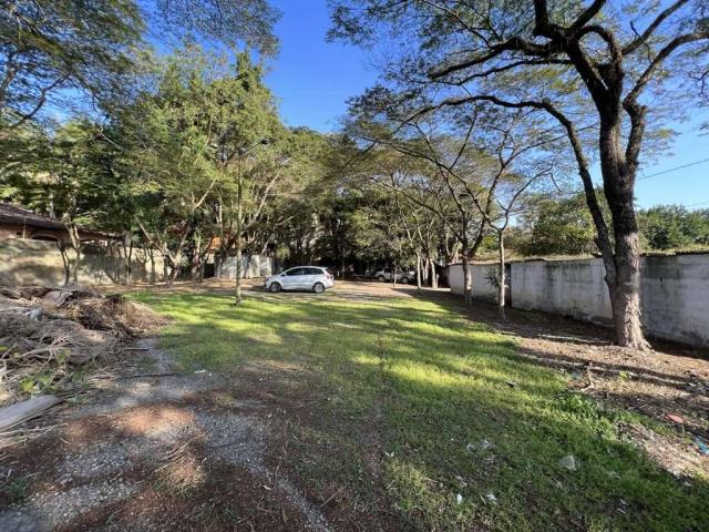 Terreno em Rua Fechada para Venda em Cotia - 2